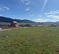 Stavebný pozemok KUNERAD, 670 m2 - Pozemky - bývanie v Stránskom, ulica Borie s výhľadom na hory a dedinu.