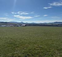 Stavebný pozemok KUNERAD, 670 m2 - Pozemky - bývanie v Stránskom na ulici Borie. Rozľahlá zelená lúka s horským pozadím.