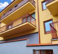 Moderný 2-izbový byt v centre Kežmarku na predaj - Bytový komplex s balkónmi na Kostolnom námestí v Kežmarku, ideálny pre 2-izbový byt.