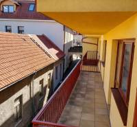 Moderný 2-izbový byt v centre Kežmarku na predaj - Balkón 2-izbového bytu na Kostolnom námestí v Kežmarku s výhľadom na strechy.