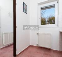 Predaj, penzión Veľký Meder, Apartmánový dom - EXKLU... - Chodba s radiátorom, keramická dlažba a okno s výhľadom, Hotely a penzióny.