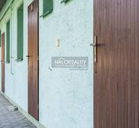 Predaj, penzión Veľký Meder, Apartmánový dom - EXKLU... - Chodník s dverami vedľa seba v ubytovaní vo Veľkom Mederi, Hotely a penzióny.