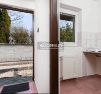 Predaj, penzión Veľký Meder, Apartmánový dom - EXKLU... - Interiér s dlažbou a výhľadom na terasu v hoteloch a penziónoch.