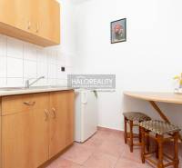 Predaj, penzión Veľký Meder, Apartmánový dom - EXKLU... - Kuchynský kútik v hoteloch a penziónoch s dreveným dekorom a malým stolíkom.