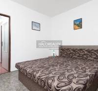 Predaj, penzión Veľký Meder, Apartmánový dom - EXKLU... - Spálňa s dvojposteľou, bielymi stenami a obrazmi v Hotely a penzióny.