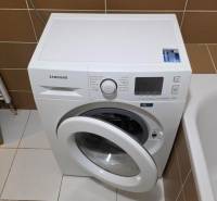 Prenájom 1 izbový byt v Galante, Hodská - Práčka Samsung vedľa vane a rebríkového radiátora v 1-izbovom byte.