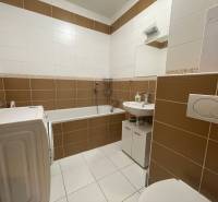 Prenájom 1 izbový byt v Galante, Hodská - Kúpeľňa v 1-izbovom byte s práčkou, vaňou a umývadlom, obklad v hnedo-bielej kombinácii.