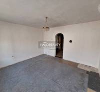 Predaj, pozemok pre rodinný dom   1468 m2 Dvorníky -... - Interiér miestnosti s bielymi stenami, koberec a luster, Pozemky - bývanie.