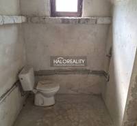 Predaj, pozemok pre rodinný dom   1468 m2 Dvorníky -... - Toaleta v rustikálnom priestore, Pozemky - bývanie.