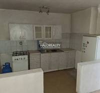 Predaj, pozemok pre rodinný dom   1468 m2 Dvorníky -... - Kuchynská linka s plynovým sporákom a chladničkou v interiéri. Pozemky - bývanie.