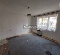 Predaj, pozemok pre rodinný dom   1468 m2 Dvorníky -... - Izba s kobercom, bielymi stenami a veľkým oknom, vhodná na rekonštrukciu; Pozemky - bývanie.