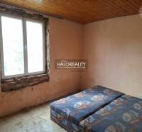 Predaj, pozemok pre rodinný dom   1468 m2 Dvorníky -... - Miestnosť s posteľou, neopracovanými stenami a dreveným stropom, kategória Pozemky - bývanie.