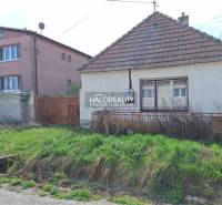 Predaj, pozemok pre rodinný dom   1468 m2 Dvorníky -... - Dom na pozemku na bývanie v obci Dvorníky s trávnatou záhradou a plotom.