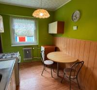 Na predaj 3i byt Pukanec - Kuchyňa v 3-izbovom byte s podlahou s dreveným dekorom a zelenými stenami.