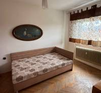 Na predaj 3i byt Pukanec - Spálňa v 3-izbovom byte s posteľou, obrazom a podlahou s dreveným dekorom.