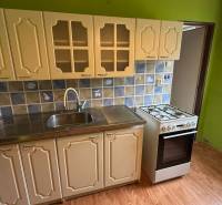 Na predaj 3i byt Pukanec - Kuchyňa s dlažbou a podlahou s dreveným dekorom v 3-izbovom byte.