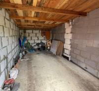 Na predaj 3i byt Pukanec - Nezariadená garáž so skladom v 3-izbovom byte na Čiernom blate v Pukanci.