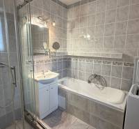 Na predaj 3i byt Pukanec - Kúpeľňa v 3-izbovom byte s vaňou, sprchovým kútom a práčkou.