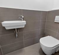 Predaj 2-izbový byt GREEN VILLAGE, 51m2, loggia, Dunajská Lužná - Kúpeľňa s umývadlom a toaleta v 2-izbovom byte s jednoduchými obkladmi.