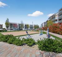 Predaj 2-izbový byt GREEN VILLAGE, 51m2, loggia, Dunajská Lužná - Vonkajšia telocvičňa medzi bytovkami v Dunajskej Lužnej na Orechovej ulici.