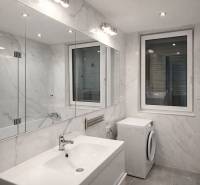 Predaj 2-izbový byt GREEN VILLAGE,44m2, loggia, Dunajská Lužná - Kúpeľňa v 2-izbovom byte s vaňou, umývadlom a pračkou, obklad mramorového vzhľadu.