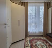 PRENÁJOM - 3 izbový byt v novostavbe - Nitra, blízko centra - Izba v 3-izbovom byte s kobercom, skriňami a oknom so závesmi.