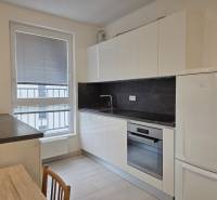 PRENÁJOM - 3 izbový byt v novostavbe - Nitra, blízko centra - Kompaktná kuchyňa v 3-izbovom byte s bielymi skrinkami a tmavou pracovnou doskou.