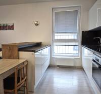 PRENÁJOM - 3 izbový byt v novostavbe - Nitra, blízko centra - Kuchyňa v 3-izbovom byte s dreveným dekorom a jedálenským stolom.