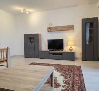PRENÁJOM - 3 izbový byt v novostavbe - Nitra, blízko centra - Obývacia izba so sivým nábytkom a televízorom v 3-izbovom byte s podlahou s dreveným dekorom.