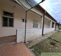 Pôvodný päťizbový rodinný dom s hospodárskymi budovami blízko centra o - Rodinný dom v Mužli s malým dvorom a krytou terasou.