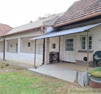 Pôvodný päťizbový rodinný dom s hospodárskymi budovami blízko centra o - Stará chalupa v Mužle s terasou a drevenou strechou.