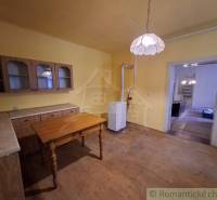 Pôvodný päťizbový rodinný dom s hospodárskymi budovami blízko centra o - Kuchyňa v rodinnom dome s nábytkom a svietidlom, podlaha s dreveným dekorom.