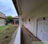 Pôvodný päťizbový rodinný dom s hospodárskymi budovami blízko centra o - Rodinný dom v Mužle s verandou a záhradou, vidiecky štýl a jednoduchá architektúra.