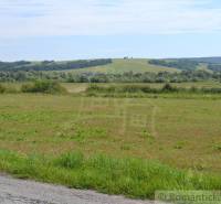 Pozemok na okraji Stropkova- 18á rovina - Poľnohospodárske a lesné pozemky v blízkosti mesta Šandal s viditeľnou krajinou a poliami.