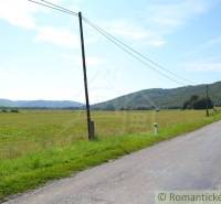 Pozemok na okraji Stropkova- 18á rovina - Rozľahlé poľnohospodárske a lesné pozemky pri meste Šandal s pohľadom na kopcovitú krajinu.