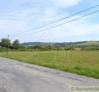 Pozemok na okraji Stropkova- 18á rovina - Poľnohospodárske a lesné pozemky v okolí Šandalu, cesta lemovaná lúkami a stromami.