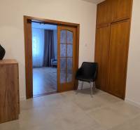 PRENÁJOM - Priestranný 3 izbový byt - Nitra, Centrum - Interiér 3-izbového bytu s posuvnými dverami a podlahou s dreveným dekorom.