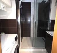 PRENÁJOM - Priestranný 3 izbový byt - Nitra, Centrum - Kúpeľňa v 3-izbovom byte so sprchovacím kútom a práčkou.