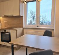 PRENÁJOM - Priestranný 3 izbový byt - Nitra, Centrum - Kuchyňa s kuchynskou linkou, jedálenským stolom a stoličkami, v 3-izbovom byte s podlahou s dreveným dekorom.