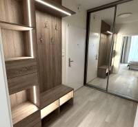 2 izbový A.3.1.- 58,91 m2 Bell Residence  - Vstupná chodba v 2-izbovom byte s podlahou s dreveným dekorom a vstavanou skriňou.