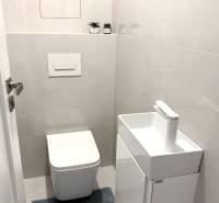 2 izbový A.3.1.- 58,91 m2 Bell Residence  - Toaleta s umývadlom v 2-izbovom byte, svetlé obklady a modrý koberec.