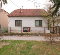Na predaj rodinný dom Trnava, Zelenečská ulica, pozemok 1085 m2 - Rodinný dom na Zelenečskej ulici v Trnave s červenou škridlovou strechou.