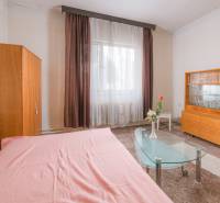 Na predaj rodinný dom Trnava, Zelenečská ulica, pozemok 1085 m2 - Interiér rodinného domu so skleneným stolíkom, nábytkom a záclonami.