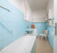 Na predaj rodinný dom Trnava, Zelenečská ulica, pozemok 1085 m2 - Kúpeľňa s modrými obkladačkami, umývadlom, vaňou, práčkou a policami v Rodinnom dome.