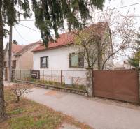 Na predaj rodinný dom Trnava, Zelenečská ulica, pozemok 1085 m2 - Rodinný dom na Zelenečskej ulici v Trnave s predzáhradkou a bránou.