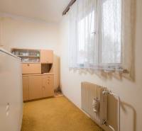 Na predaj rodinný dom Trnava, Zelenečská ulica, pozemok 1085 m2 - Izba v Rodinnom dome so starším nábytkom, radiátorom a kobercom.