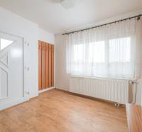 Na predaj rodinný dom Trnava, Zelenečská ulica, pozemok 1085 m2 - Interiér rodinného domu s bielymi stenami, oknami a podlahou s dreveným dekorom.