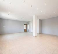 Komerčný objekt s pozemkom – možnosť zmeny na rodinný dom - Obchodné priestory s bielymi stenami, keramickou podlahou a bodovým osvetlením.