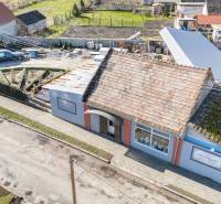 Komerčný objekt s pozemkom – možnosť zmeny na rodinný dom - Obchodné priestory v Okoči s tradičnou strechou, chodníkom a záhradou.