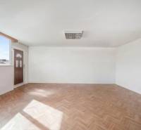 Komerčný objekt s pozemkom – možnosť zmeny na rodinný dom - Priestranné obchodné priestory s veľkým oknom a podlahou s dreveným dekorom.